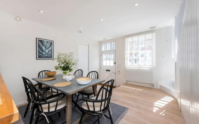 Divine 3-bed Mews House Battersea