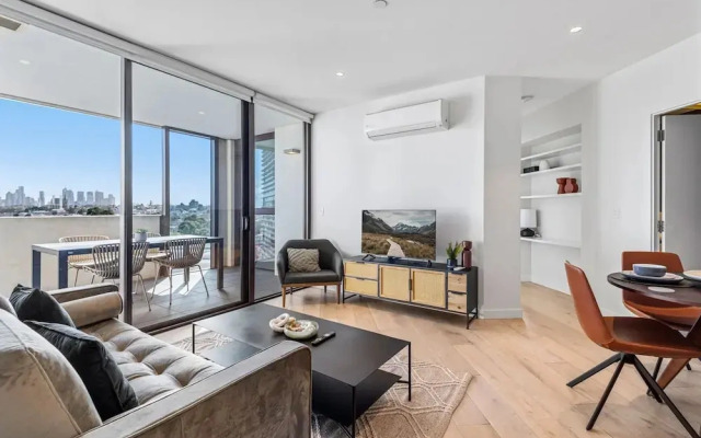 Elegant 2-bed Apartment With Expansive City Views