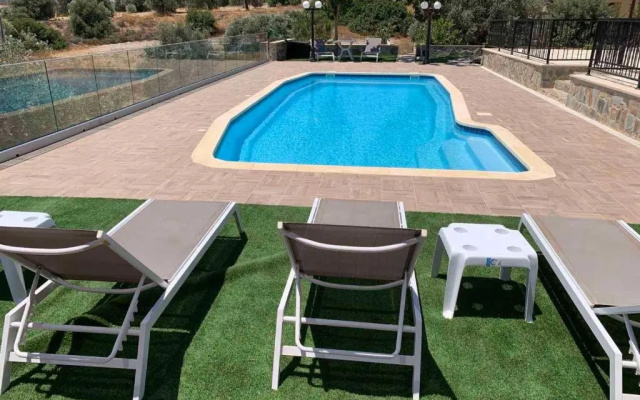 STUDIO in CAPTAINS HOUSE WITH A POOL