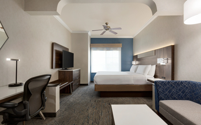 Holiday Inn Express and Suites Bakersfield Central by IHG