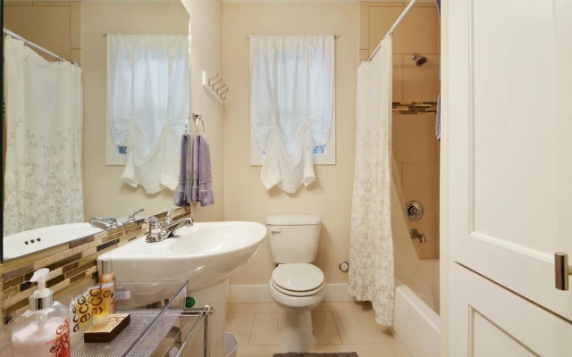 2BR Renovated Austin Coach House by RedAwning