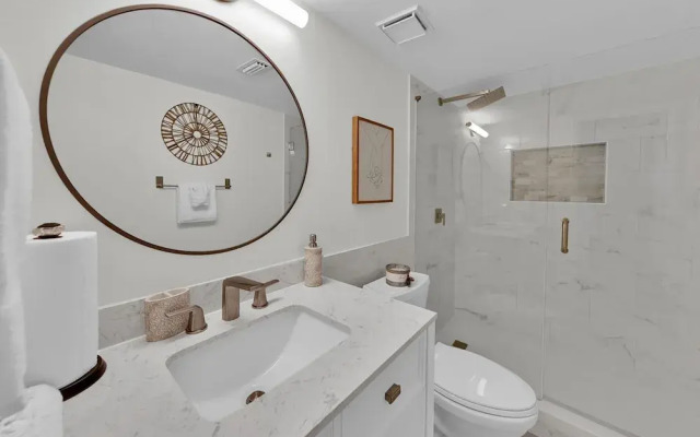 Dolphin Point #401c