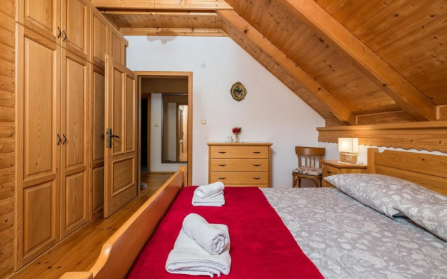 Beautiful Home in Fuzine With Jacuzzi, Wifi and 2 Bedrooms
