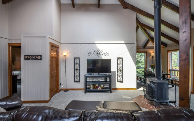 Log Hut 3 Bedroom House