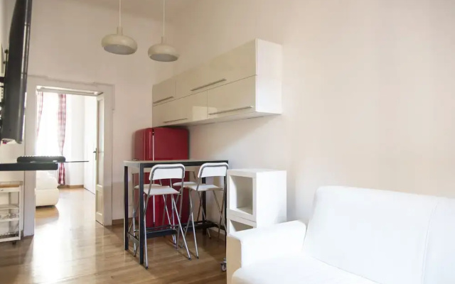 White and Clean Apartment near Metro MM1