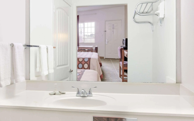 Super 8 By Wyndham Forney/East Dallas
