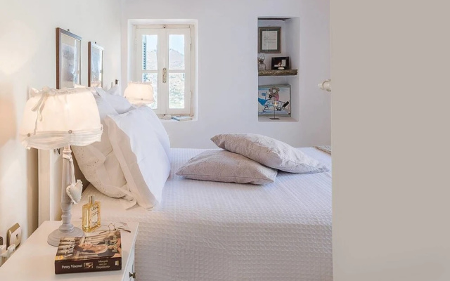 "Memory" Apt in Stone Tower 1690 • Andros Island