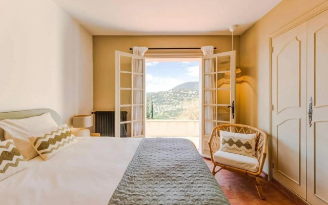 Villa in Cavalaire With Sea View & Pool