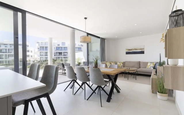 Stylish Apartment With Large Terrace in Higueron