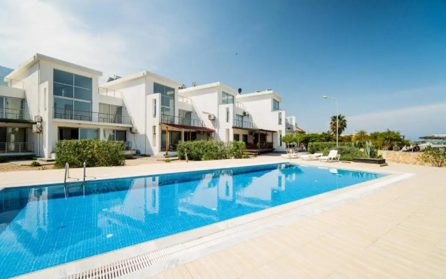 Spacious Three-Bedroom Apartment with Sea View A4