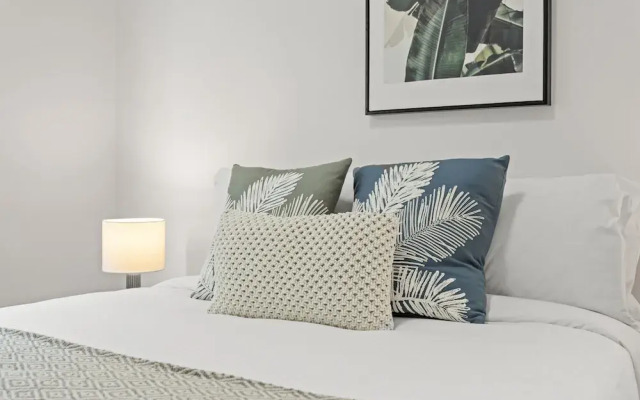 Central Cosy 2-bed With Pool and Near QUT & CBD