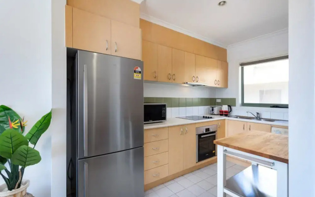 Snug 2-bed Townhouse Near Bustling Shops