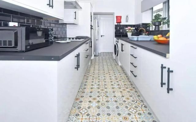 Spacious Home Sleeps 6 With Parking