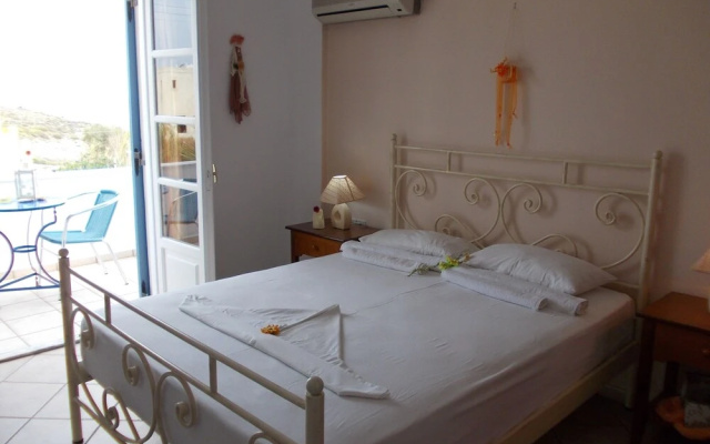 Manos Syros Rooms & Apartments