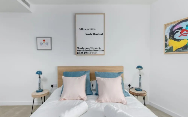 Bright 1 Bedroom Flat with Amazing Rooftop!