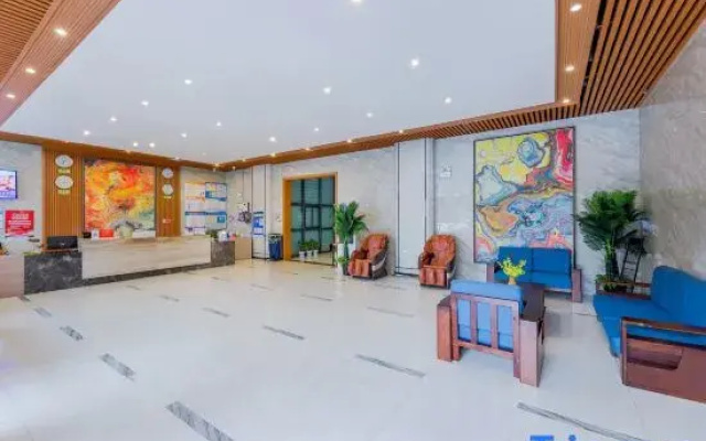 Mayflower Hotel (Binjiang Ecological Park Ji'an Railway Station)