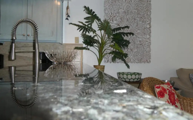 Beachside Bungalow: Surfside I #104