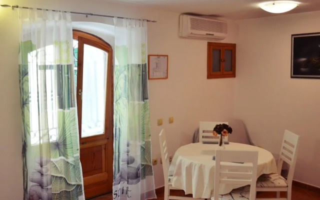 M & J Central Suites