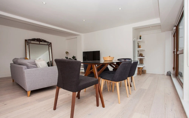 Spacious East London 2 Bedroom Apartment Sleeps 4