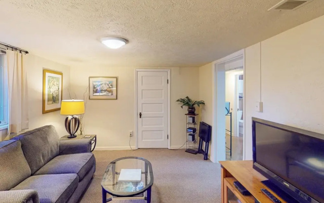 Elati Guesthouse: Walkable Home in Arts District
