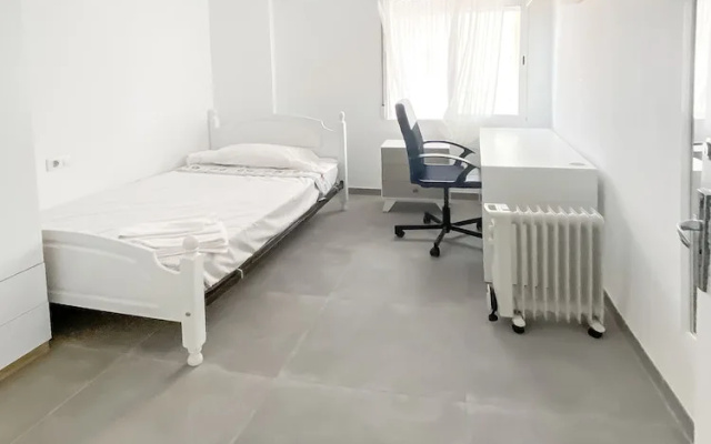 Elegant 4 beds train station upto 6 Pax
