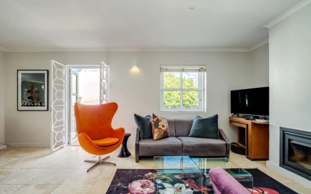 Eclectic Apartment in the Bustling De Waterkant 209 DWP