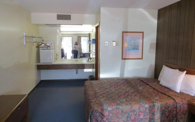 CoachLight Motel