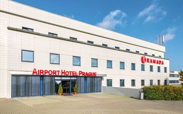 Ramada Airport Hotel Prague вид на фасад