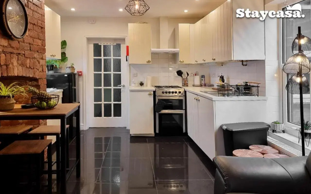 Beautiful 6-Bedroom House Manchester