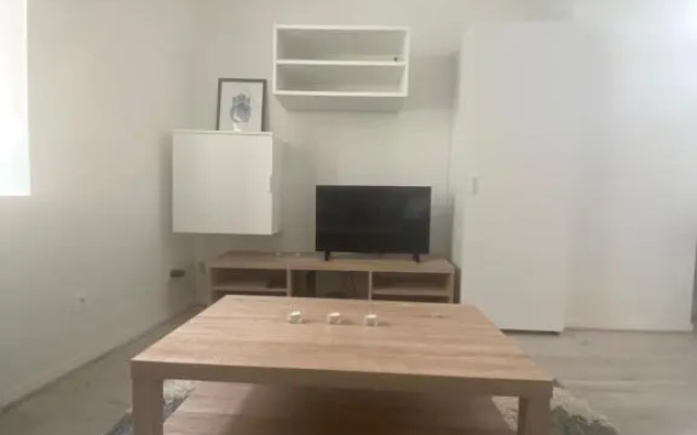 Joli Studio Calme Et Lumineux