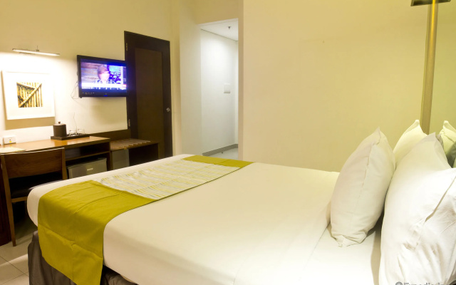 Microtel by Wyndham - Acropolis