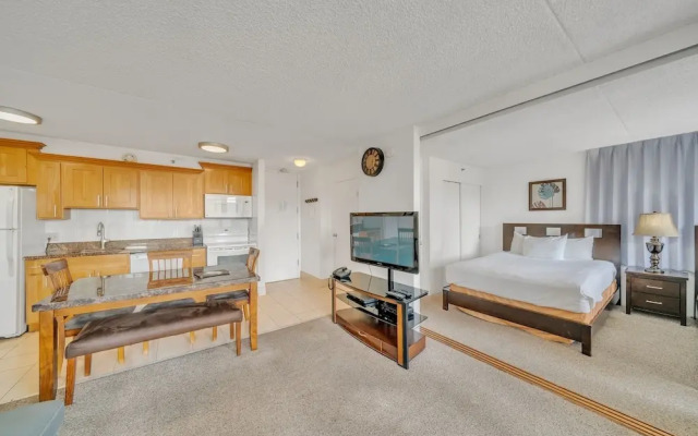 Excellent Diamond Head View Condo - Remodeled, Free Parking!