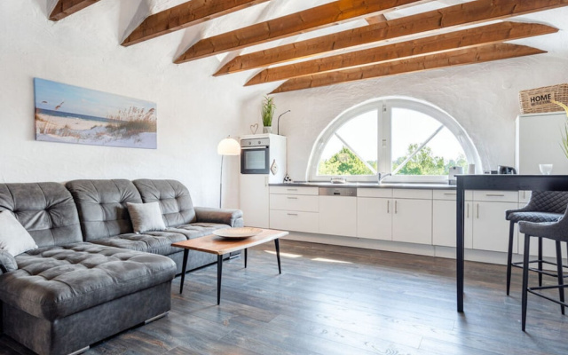 No. 7 Lake View Modern Retreat