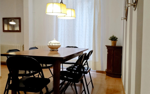 Smart 3BR balconies in historical Gothic - MACCA