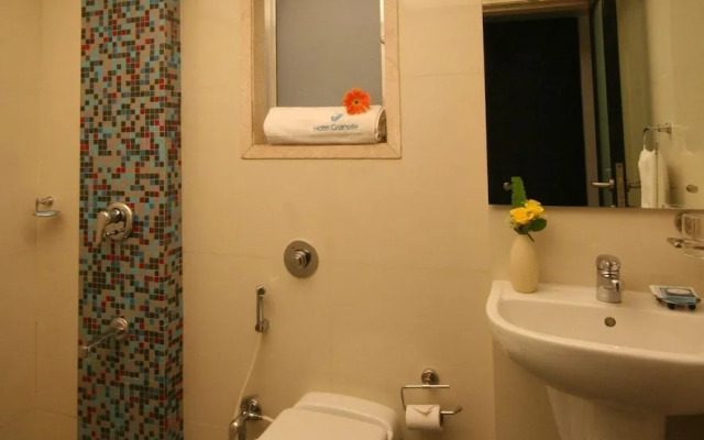 OYO Premium Borivali Kora Kendra