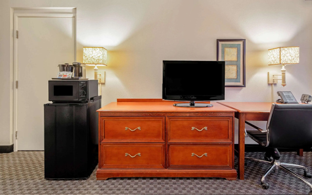 La Quinta Inn & Suites by Wyndham Naples East (I-75)
