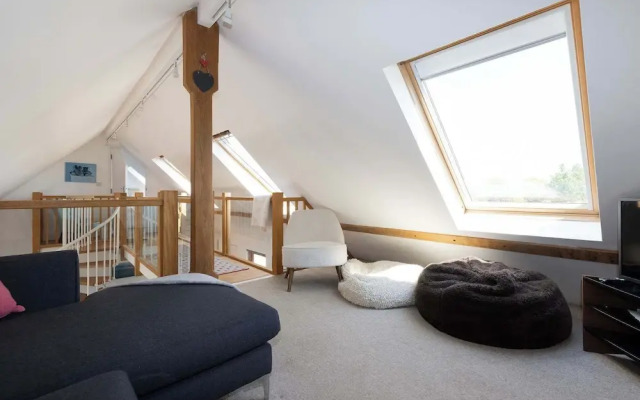 Spacious Coastal Retreat for 10 in West Wittering