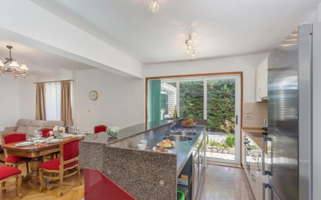 Beautiful Apartment in Malinska With Wifi and 2 Bedrooms