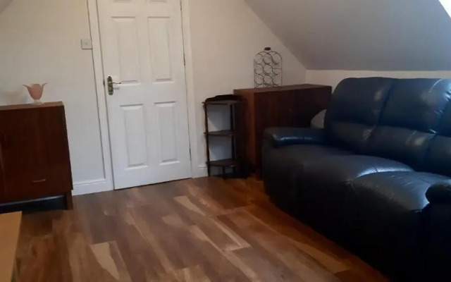 1 Bed Flat - Sleeps 4 - Garden - Parking - Wifi