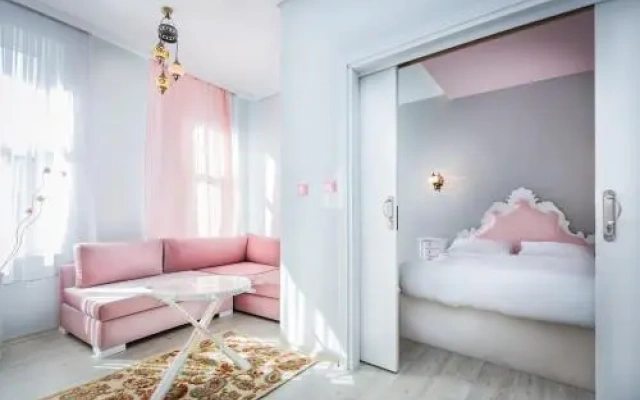 De Moon Suites Hotel