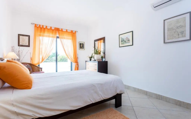Great 2 bedroom apartment with communal pool