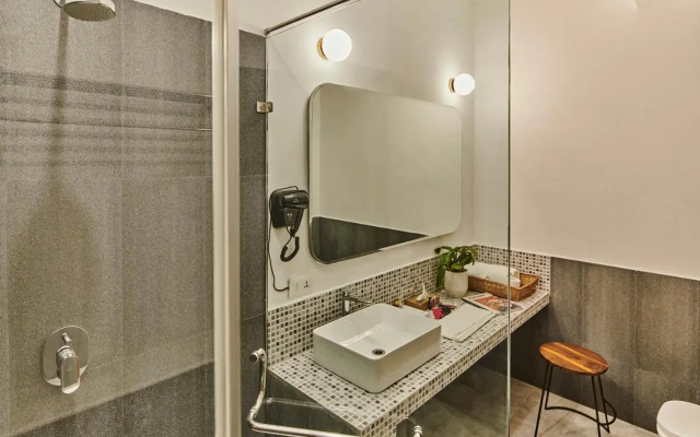 Minimalist Poshtel & Suites