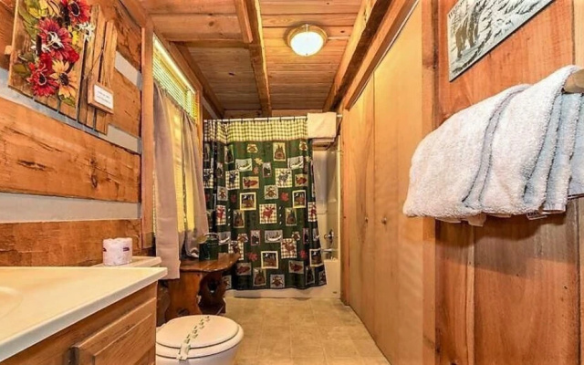 Snuggled Inn 2 Bedroom Cabin