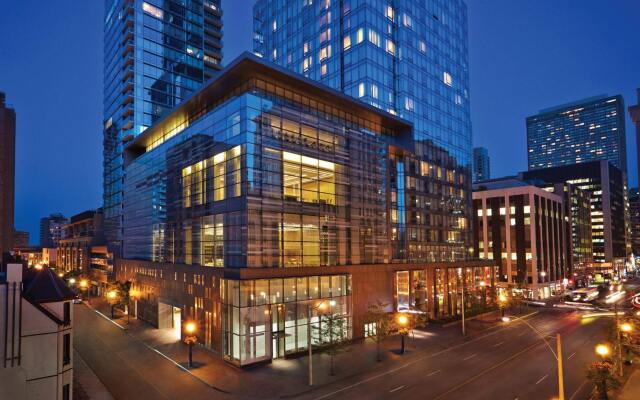 Отель Four Seasons Hotel Toronto Канада, Торонто - отзывы, цены и фото номеров - забронировать отель Four Seasons Hotel Toronto онлайн вид на фасад
