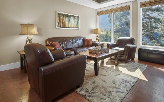 Star Suite -Luxurious condo with 3 fireplaces, and open Pool!