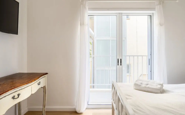 Bright & Sunny Apt in Trendy Location
