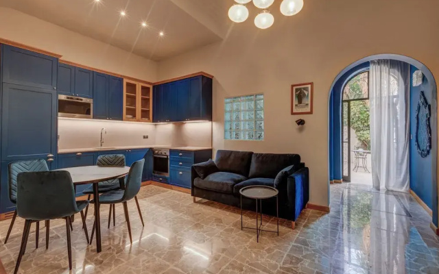 Modern Designer 2BR Apartment – Walk to Sea