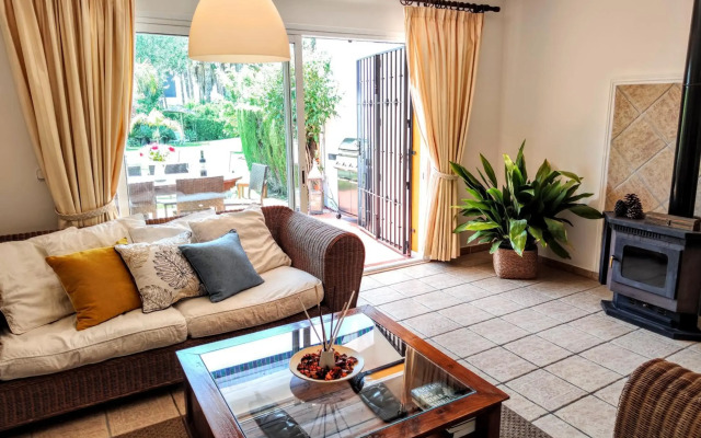 BEACHFRONT Spacious House with Pools, Bathtubs, Garden, Sea View