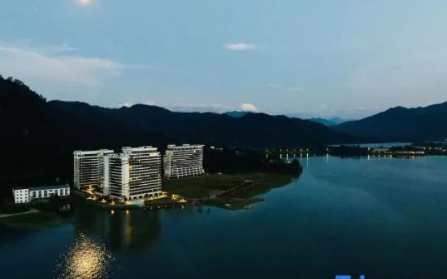 Taiping Lake Mystical Deer Hotel