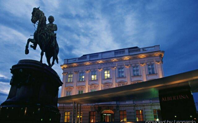 Отель Opera Suites вид на фасад